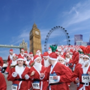 Charitatívny beh Santov Londýnom – Santa Dash